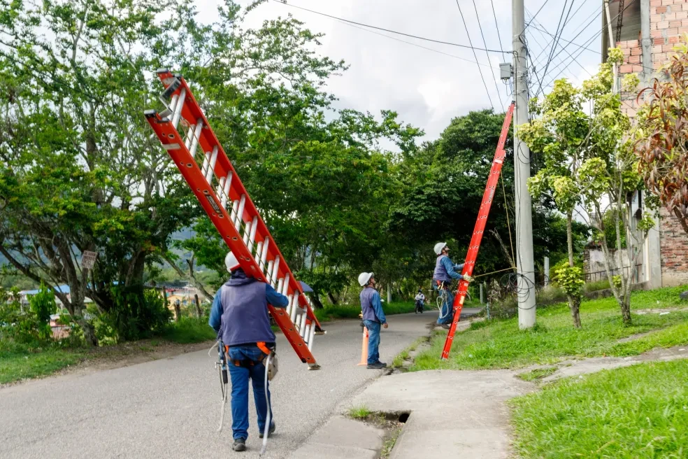 Técnicos de Space Infinite transportando escaleras para instalación de fibra óptica