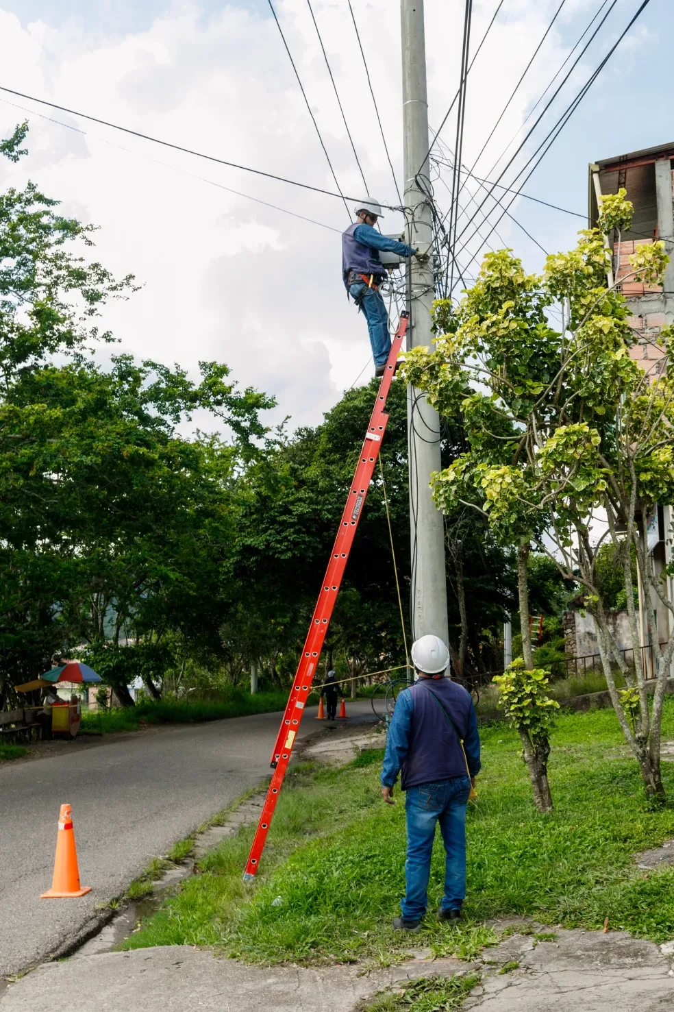 Técnico de Space Infinite subido en poste realizando instalación de red