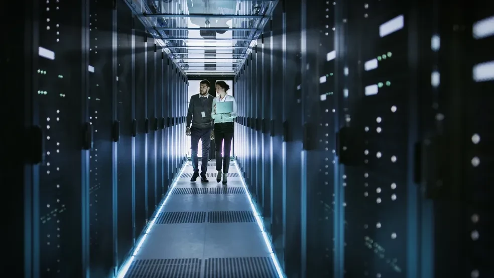 Profesionales en centro de datos con servidores de alta tecnología