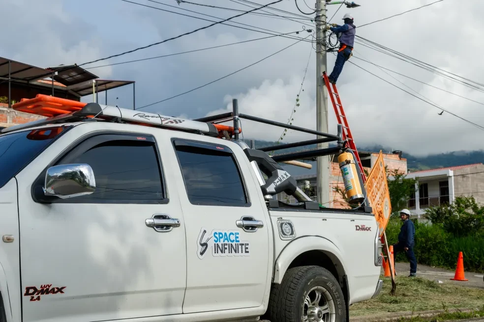 Camioneta Space Infinite con técnico realizando mantenimiento en poste
